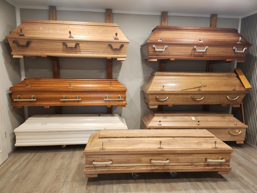 Ausstellung Särge & Urnen
